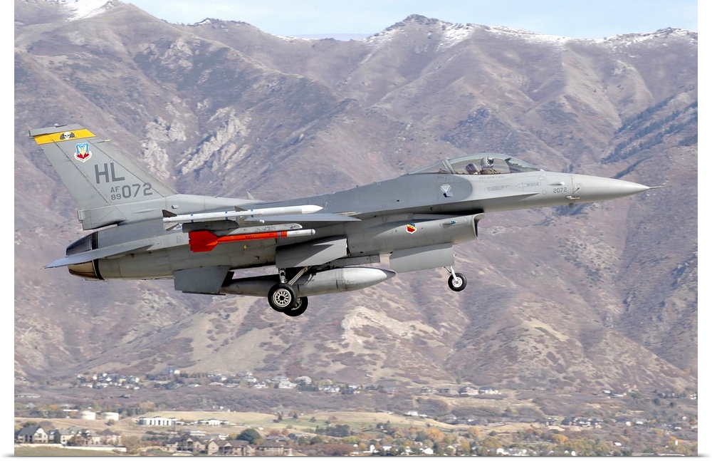 A U.S. Air Force F-16C Fighting Falcon landing at the end of a training mission at Hill Air Force Base, Utah.