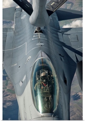A U.S. Air Force F-16C Fighting Falcon receives in-flight refueling