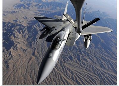 A US Air Force F15 Eagle flies toward the boom of a KC135 Stratotanker