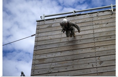 A US Soldier Runs Down A 40-Foot Rappelling Wall