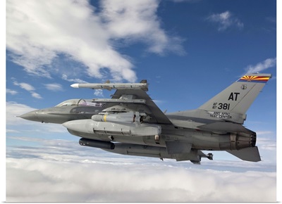 An F-16 Fighting Falcon flies with an AGM-65 Maverick missile