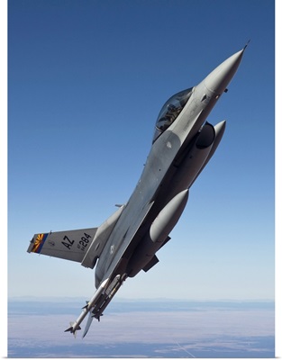 An F-16 Fighting Falcon maneuvers over Arizona