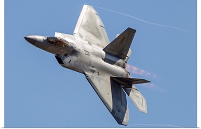 An F-22A Raptor of the U.S. Air Force turns at high speed