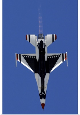 An F16 Falcon dives straight down while performing the Split S maneuver