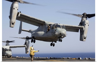 An MV-22 Osprey takes off from the amphibious assault ship USS Kearsarge