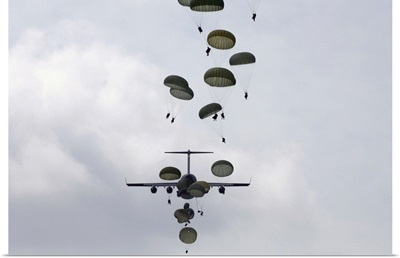 Army Soldiers jump out of a C17 Globemaster III