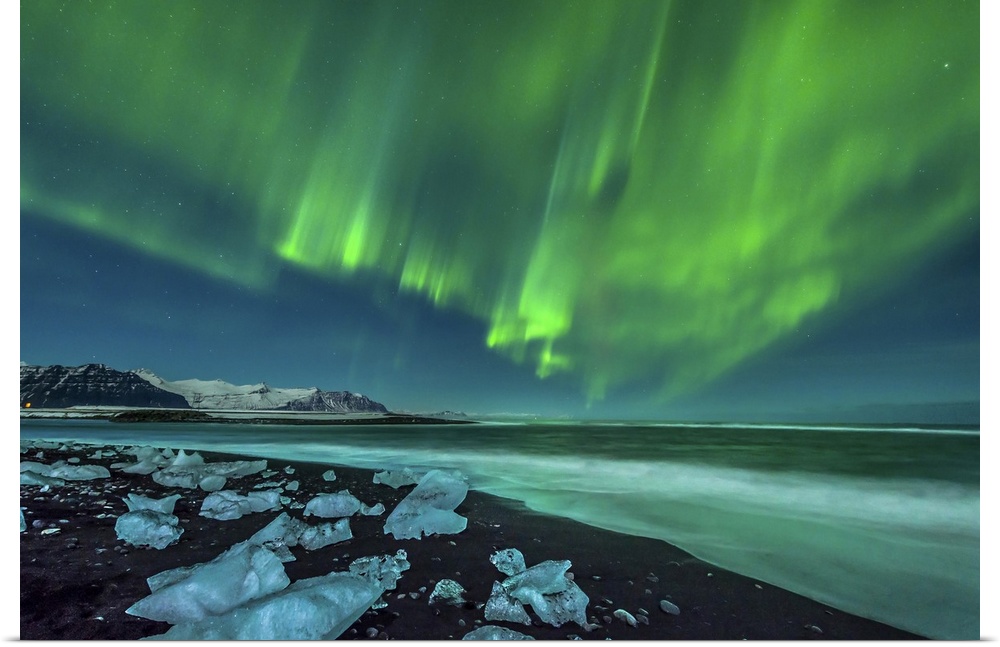 A beautiful aurora display over the ice beach near Jokulsarlon, Iceland.