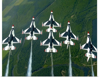 he Thunderbird aerial demonstration team performs a loop while in the Delta formation