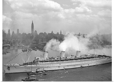 RMS Queen Mary arriving in New York harbor during World War II