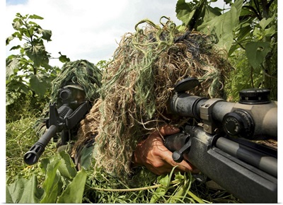 Soldiers dressed in ghillie suits