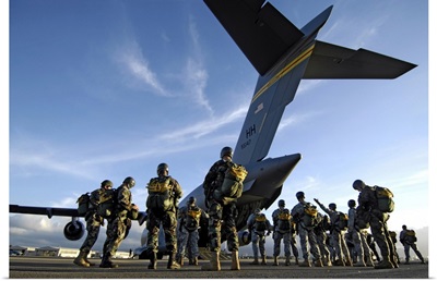 Soldiers prepare to board a C17 Globemaster III