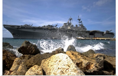 The amphibious assault ship USS Kearsarge visiting the Netherlands Antilles