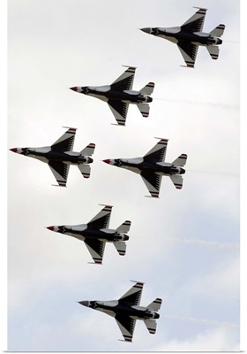 The Thunderbirds form a 6ship Delta formation