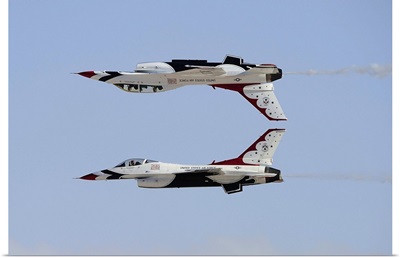 The U.S. Air Force Thunderbirds in calypso pass formation