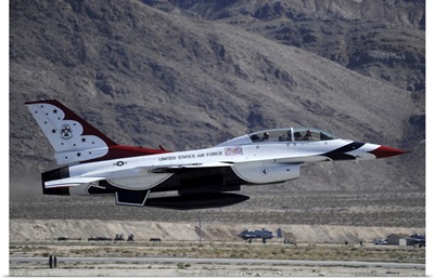 US Air Force Thunderbird F-16 Fighting Falcon Takes Off