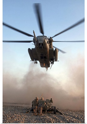 US Marines attach an M777A2 Lightweight Howitzer to a CH53E Super Stallion helicopter