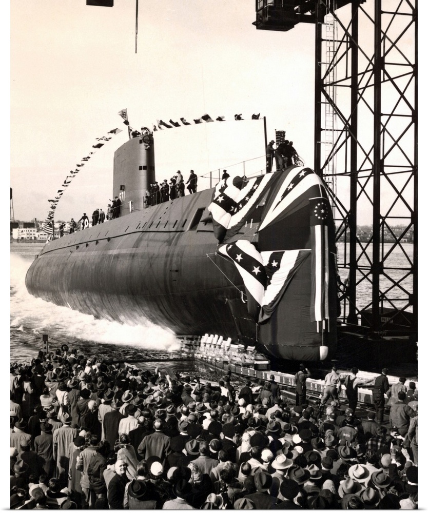 January 21, 1954 - The nuclear-powered submarine USS Nautilus (SSN 571) slips into the Thames River.