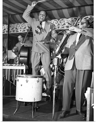 Lionel Hampton playing with Arnett Cobb at the Aquarium in New York City, 1946