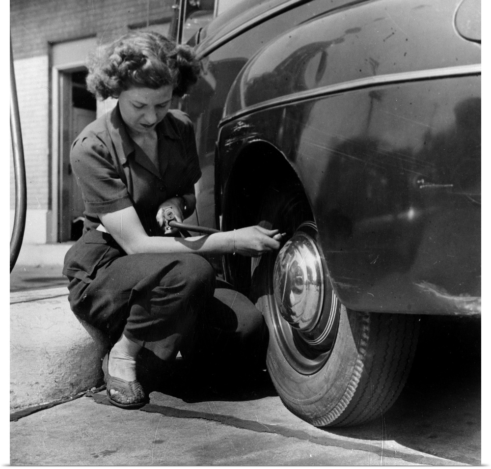 Virginia Lively, a wartime gas station attendant in Louisville, Kentucky. Photograph, 1942.