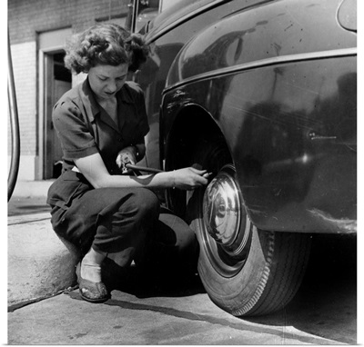 Virginia Lively, a wartime gas station attendant in Louisville, Kentucky, 1942