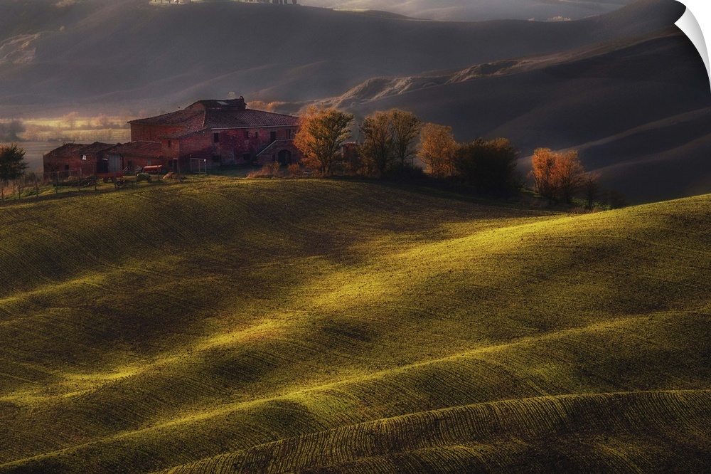 An old farm in the quiet Tuscan countryside.