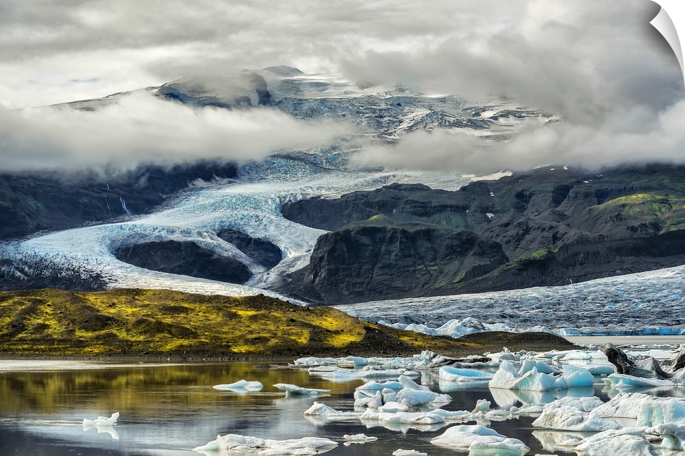 Beautiful Icelandic landscape featuring glacial mountains and icebergs.
