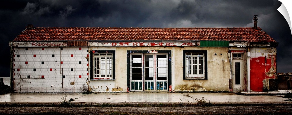 Photograph of an abandoned restaurant on an overcast day.