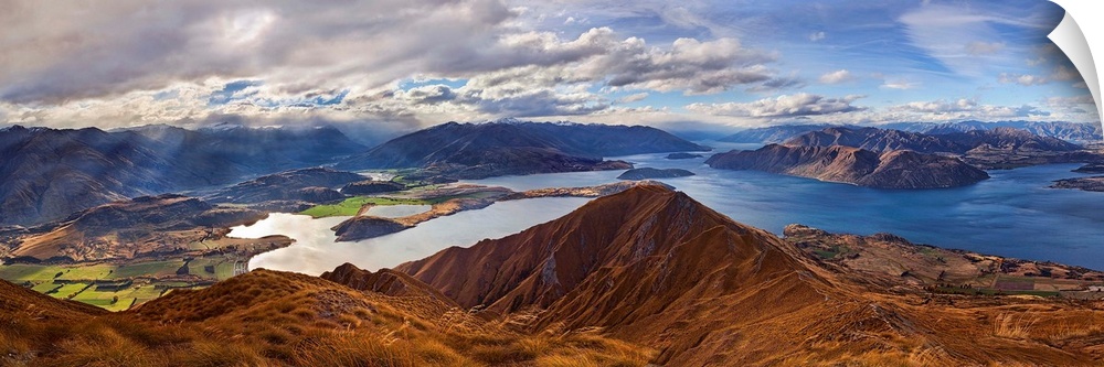 Panorama from Roy's Peak of Lake Wanaka and Mount Aspiring, New Zealand.