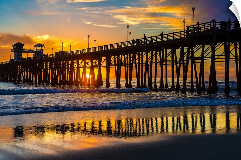 Oceanside Pier, Oceanside, California, USA.