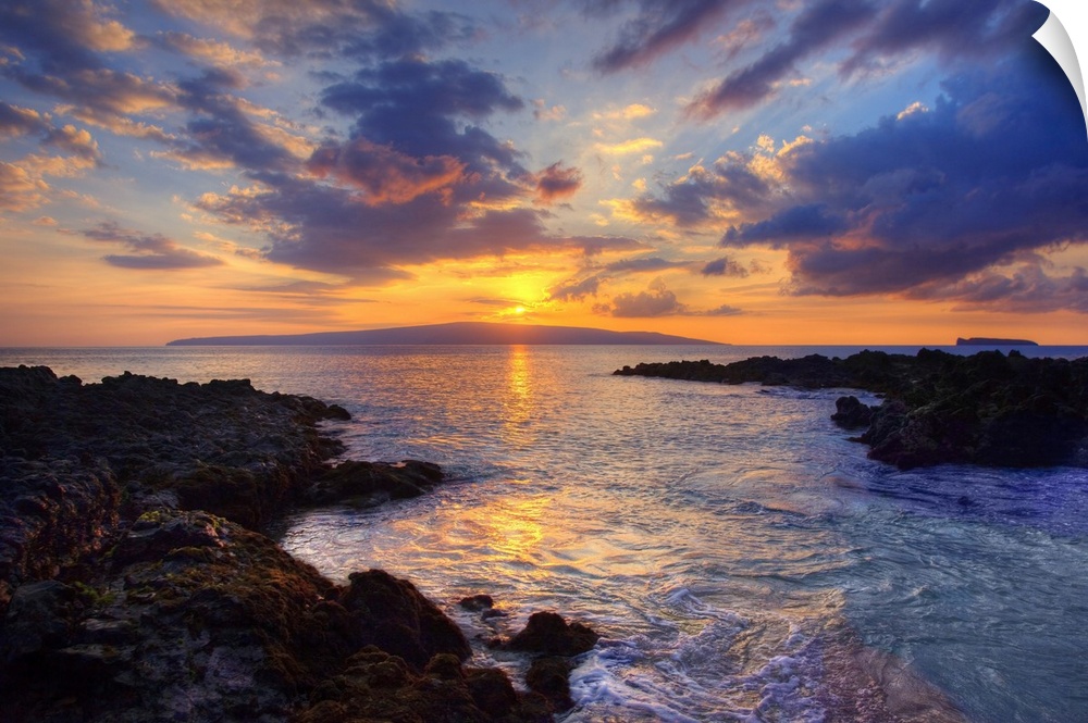 Beautiful sunset at Maui Wai or secret beach, Makena, Maui, Hawaii, united states of America.
