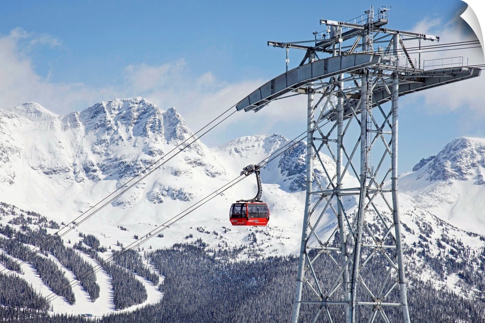 Peak 2 Peak gondola which runs between the high alpine of Whistler and Blackcomb Mountains, Whistler, Canada.