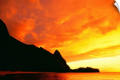 Hawaii, Kauai, Napali Coast, Bali Hai At Sunset, Bright Orange Sky And Calm Ocean