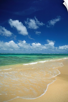 Hawaii, Kauai, North Shore, Clear Shoreline And Sand At Haena Beach