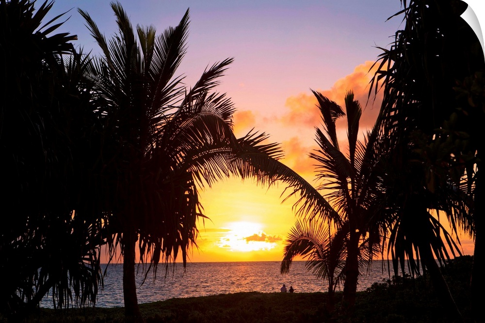 Hawaii, Oahu, Kailua, Lanikai, Vibrant sunset with a couple on beach