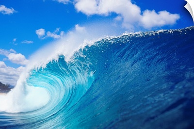 Hawaii, Oahu, North Shore, Curling Wave At World Famous Pipeline