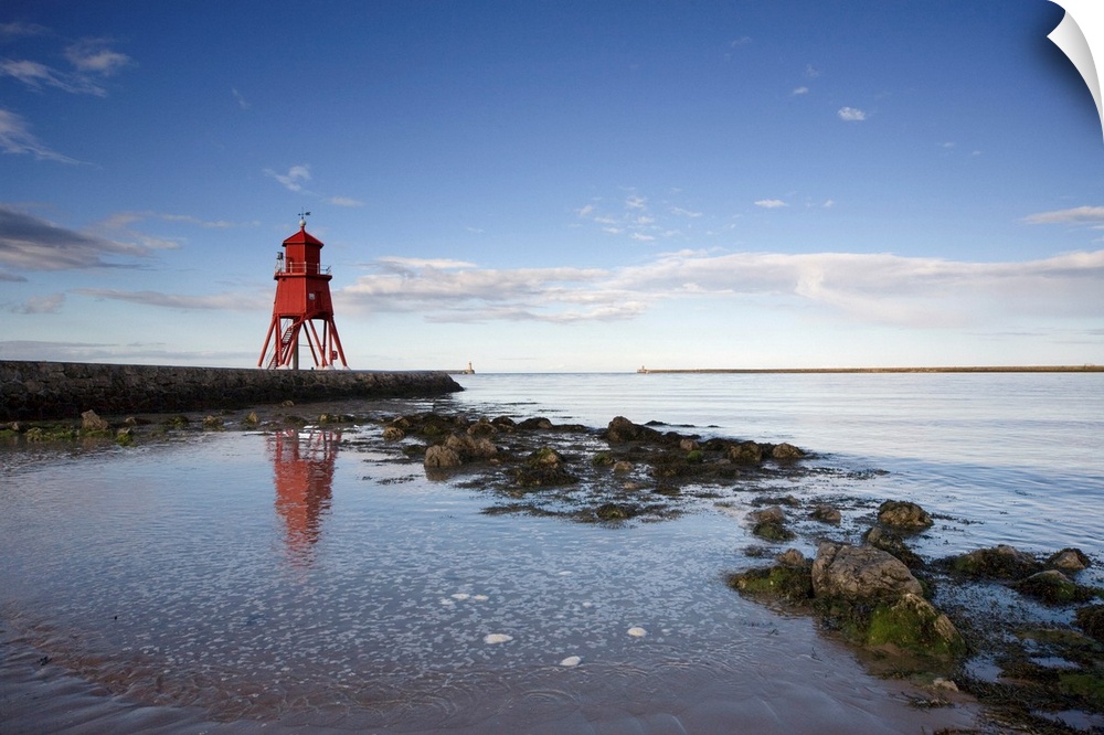 Herd Groyne lighthouse, south shields, Tyne and Wear, England.