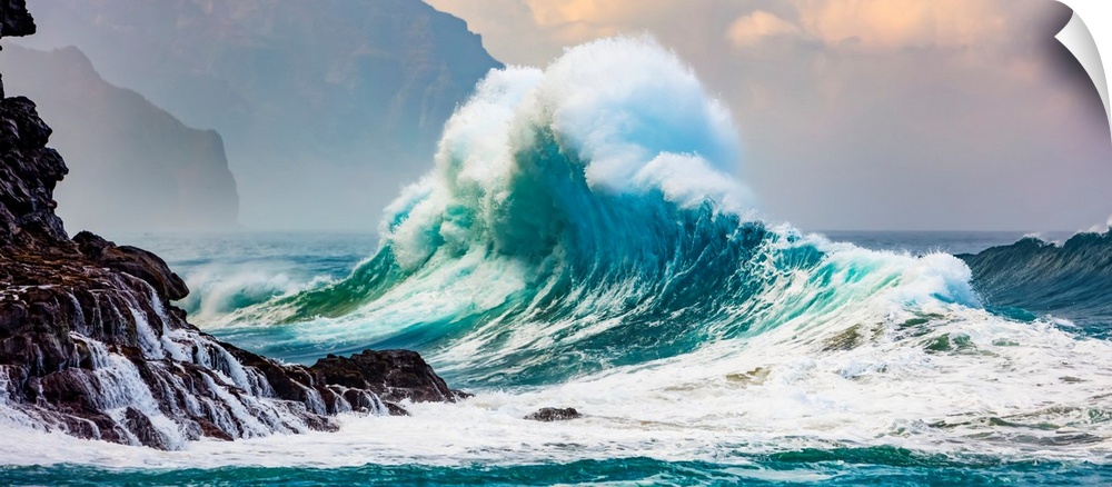 Panorama of large waves crashing into the Na Pali coastline at Ke'e beach, Kauai, Hawaii, united states of America.