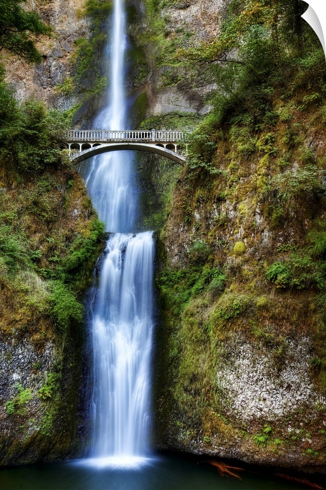 The bridge and waterfalls at Multnomah Falls in Oregon.