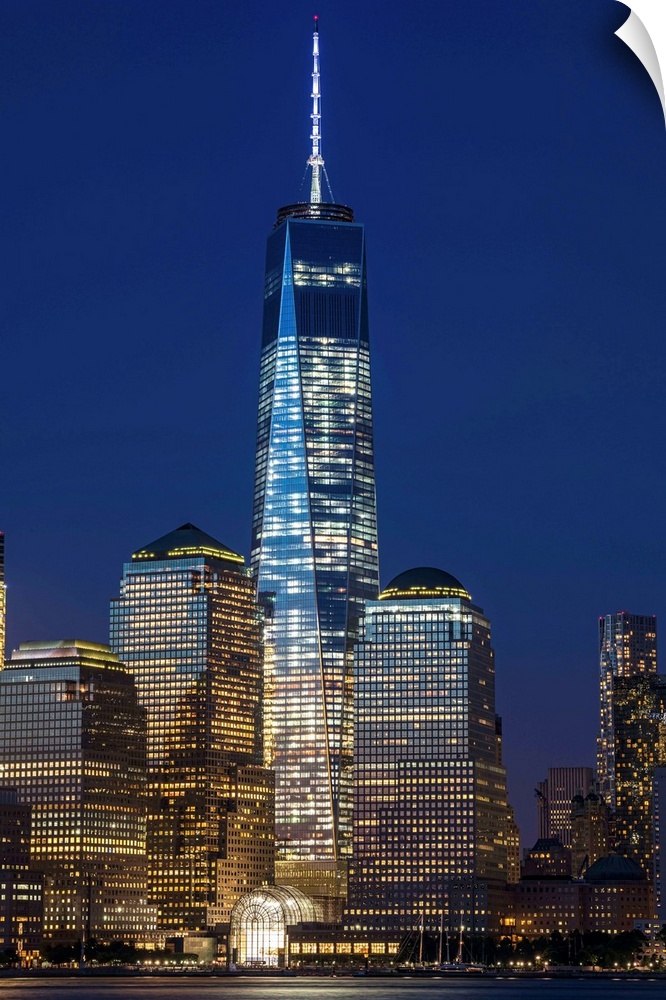 The new World Trade Center at twilight, viewed from Jersey City, New Jersey. New York City, New York, United States of Ame...