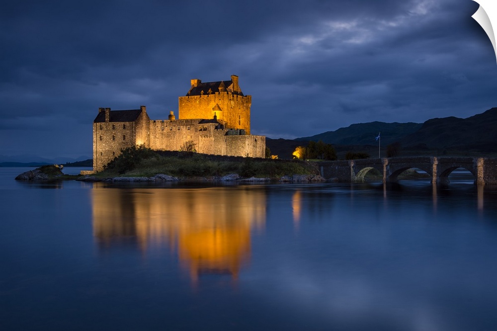 A photograph of the Eilean Donan castle in Scotland seen at night.