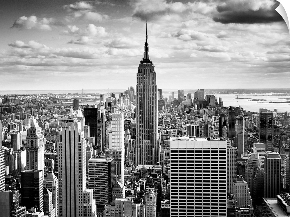 Black and white photography of NYC downtown, with the New York empire state building prominently in the center.
