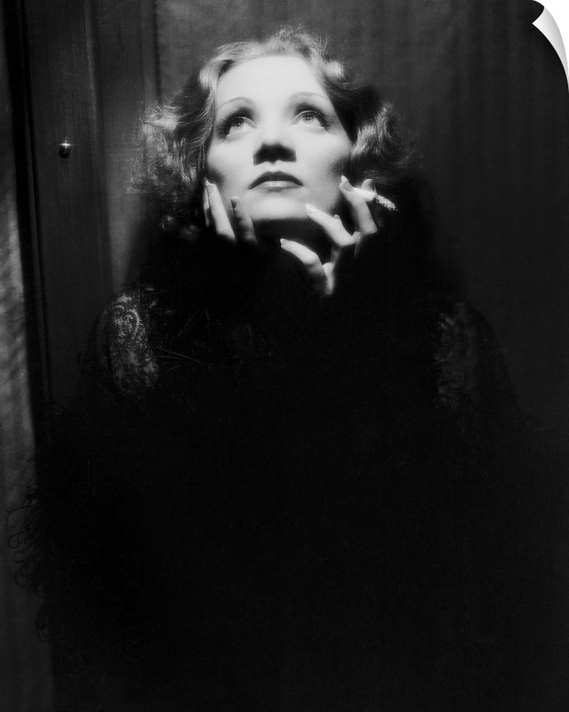 1637812 Shanghai Express by Josef von Sternberg with Marlene Dietrich, 1932 (b/w photo); (add.info.: Shanghai Express de J...