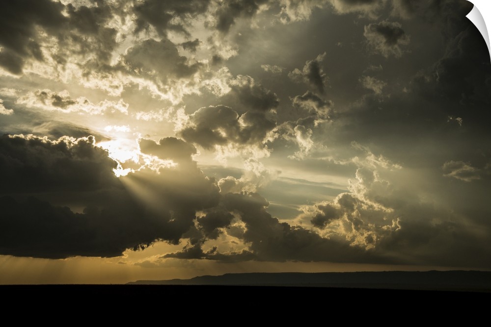 Africa, Kenya, Maasai Mara National Reserve, Mara Triangle, Mara River Basin, storm cloud at sunset .