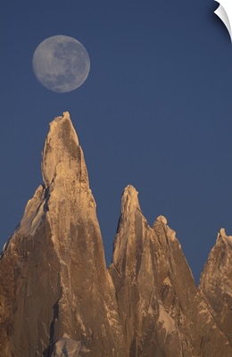Argentina, Patagonia Parque Nacional los Glaciares, Moon over Cerro Torre