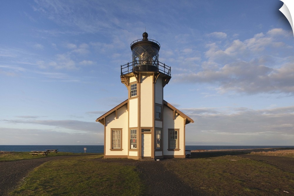 USA, California, Northern California, North Coast, Mendocino-area, Pine Grove, Point Cabrillo Lighthouse, dawn