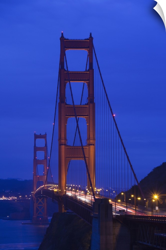 USA, California, San Francisco, Marin Headlands, Golden Gate National Recreation Area, Golden Gate Bridge, dawn