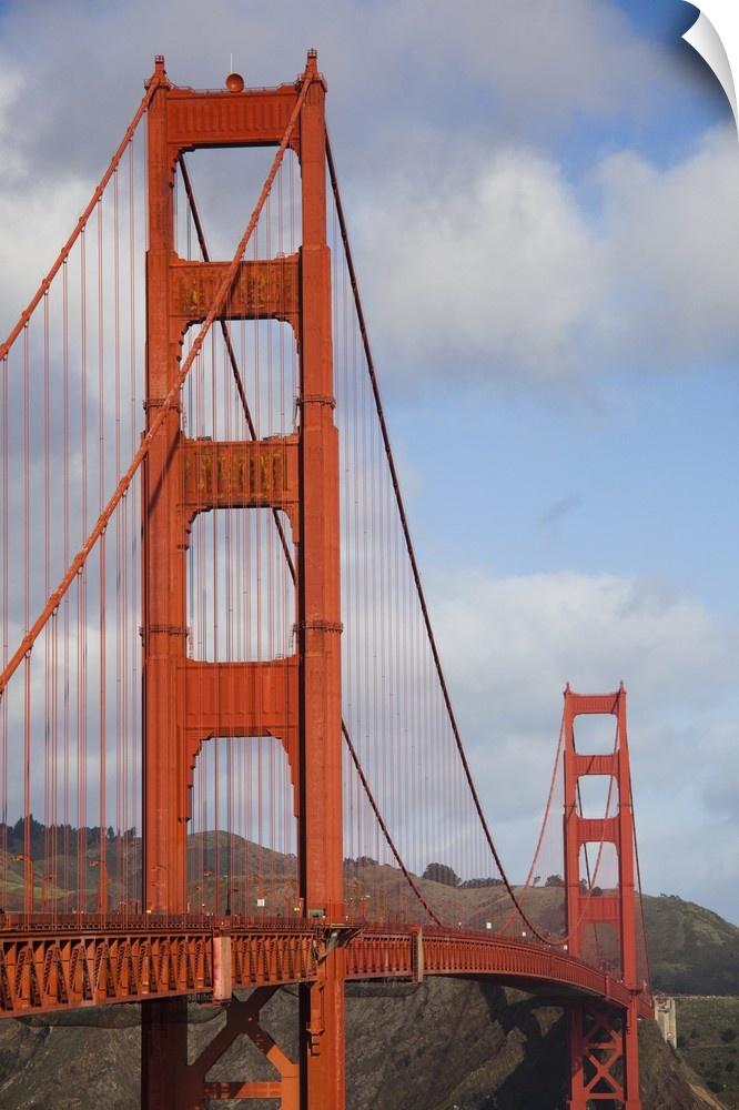 USA, California, San Francisco, Presidio, Golden Gate National Recreation Area, elevated view of Golden Gate Bridge from F...