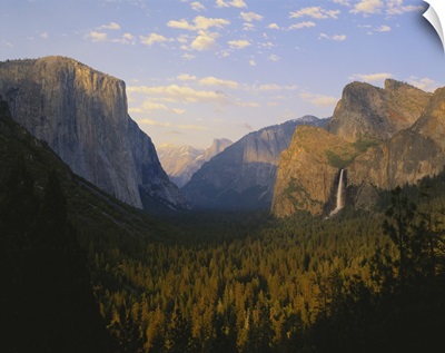 California, Yosemite National Park, Yosemite Valley and Bridalveil falls