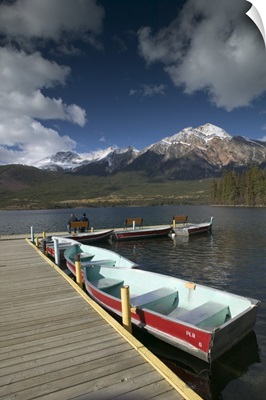 Canada, Alberta, Jasper National Park, Pyramid Lake and Pyramid Mountain