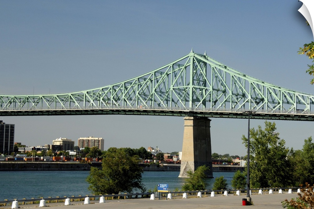 Canada, Quebec, Montreal, Ile-Sainte-Helene, bridge. IMAGE RESTRICTED: Not available to US land tour operators.